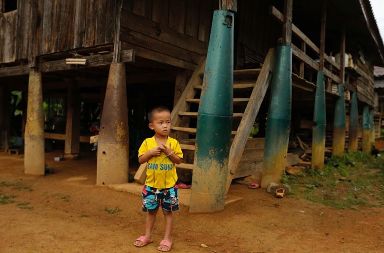 Cho tới nay, hàng triệu quả  bom mìn Mỹ nằm rải rác ở Lào đang là mối hiểm họa tiềm tàng khôn lường đối với người dân nước này. Trong đợt sang Thủ đô Viêng Chăn, Lào dự Hội nghị Thượng đỉnh ASEAN, Tổng thống Obama dự kiến công bố tăng mức hỗ trợ cho Lào sau chiến tranh cũng như tăng cường công tác rà phá bom mìn mà quân đội Mỹ từng rải xuống hồi Chiến tranh Việt Nam.